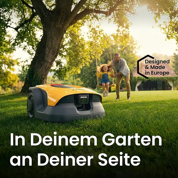Stiga Mähroboter A 6 V - Schnittbreite: 18 cm, Kamera-gestützte Navigation - Gelber und grauer Mähroboter in einem Garten, während eine Familie ihre Zeit auf einer Schaukel genießt.