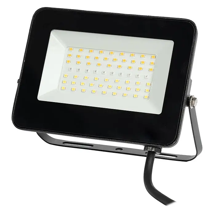 Prios LED-Strahler Liezel - L x B x H: 17 x 13 x 14 cm - Schwarzer LED-Fluter mit sichtbaren weißen und gelben LED-Chips, montiert auf schwarzem Standfuß, mit Stromkabel.