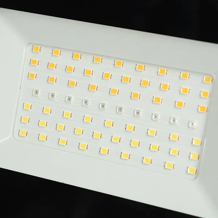 Prios LED-Strahler Liezel - L x B x H: 17 x 13 x 14 cm - Weißes LED-Panel mit mehreren Reihen rechteckiger gelber und klarer LED-Chips.