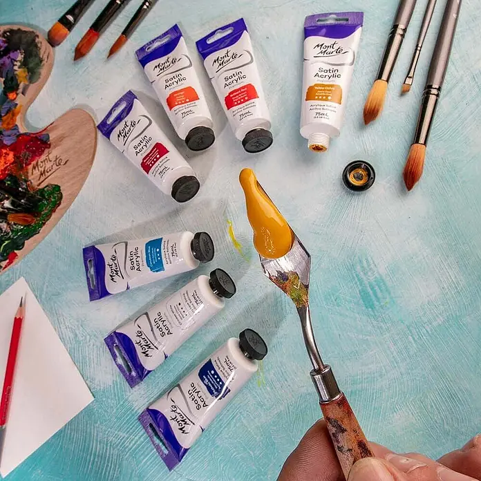 Mont Marte Acrylfarbe Premium - Ocker Gelb, 75 ml, Tube - Sortiment Mont Marte Satin Acrylfarben Tuben, Pinsel und Spachtel mit gelber Farbe, bereit zum Malen.