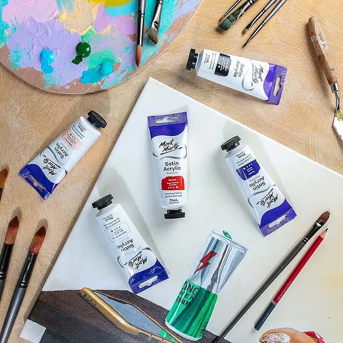 Mont Marte Acrylfarbe Premium - Scharlachrot, 75 ml, Tube - Mont Marte Satin Acrylfarben-Tuben, Pinsel und Palette auf Holz mit teilbemalter Leinwand.