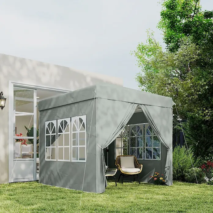 Outsunny Faltpavillon - B x T: 248 x 250 cm, Farbe Dach: Hellgrau - Grauer Gartenpavillon aus Stoff mit Bogenfenstern und drapierten Eingängen, neben einem Haus mit Sitzgelegenheiten.