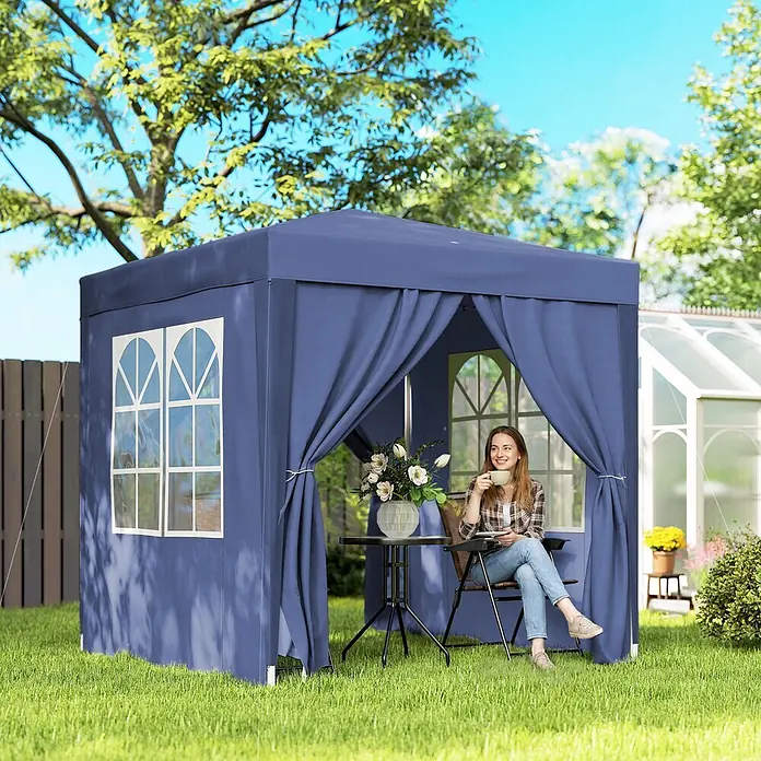Outsunny Faltpavillon - B x T: 200 x 200 cm, Farbe Dach: Blau - Blaues Gartenzelt mit Fenstern und Vorhängen, das einer Person, die drinnen entspannt, Schatten spendet.