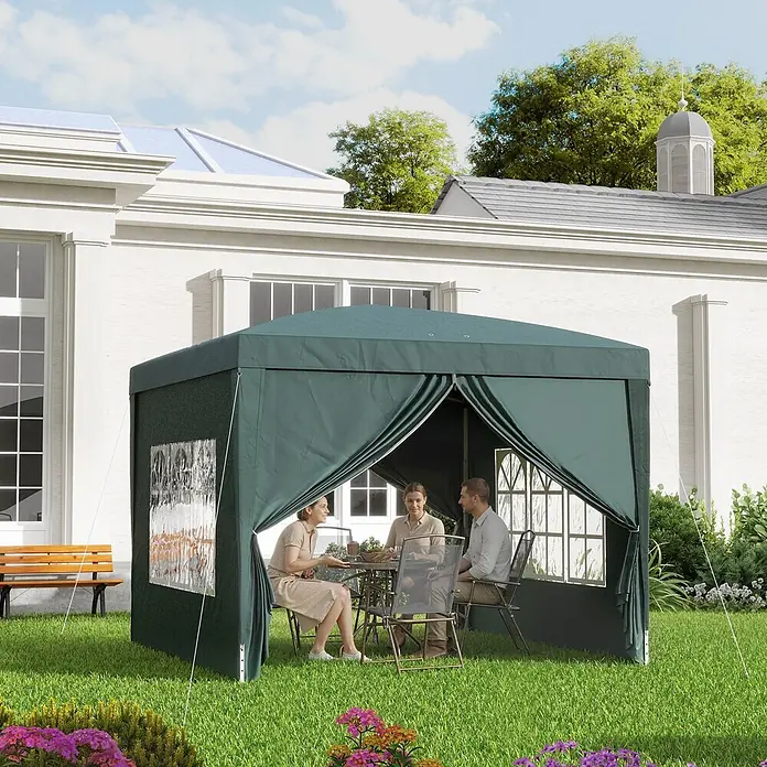 Outsunny Faltpavillon - B x T: 2,95 x 300 cm, Farbe Dach: Grün - Grüner Outdoor-Pavillon aus Stoff mit drei Personen an einem Tisch im Garten.
