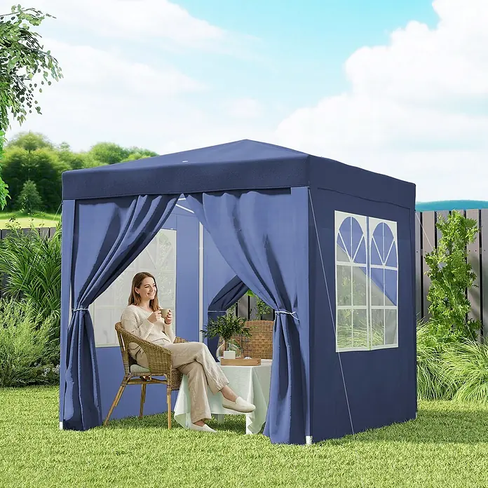 Outsunny Faltpavillon - B x T: 200 x 200 cm, Farbe Dach: Blau - Blaues Outdoor-Gartenpavillon mit Seitenwänden und Fenstern, im Garten mit einer Person, die sich darin entspannt.
