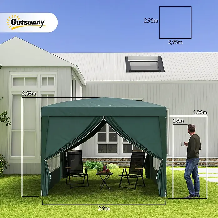Outsunny Faltpavillon - B x T: 2,95 x 300 cm, Farbe Dach: Grün - Grünes Outdoor-Gartenpavillon mit Seitenwänden im Garten. Es bietet Schatten für Stühle und Tisch, eine Person steht zur Größenanzeige daneben.