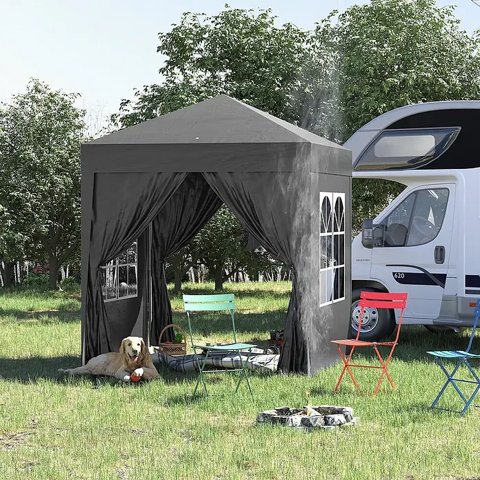 Outsunny Faltpavillon - B x T: 2 m x 200 cm, Farbe Dach: Schwarz - Dunkelgrauer Faltpavillon im Freien neben einem Wohnmobil, bietet schattige Sitzgelegenheiten mit Stühlen.