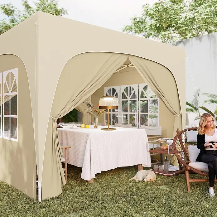 Outsunny Faltpavillon - B x T: 300 x 300 cm, Farbe Dach: Beige - Beige Stoffpavillon im Garten, mit offenen Seiten, Esstisch und Personen, die sich entspannen.