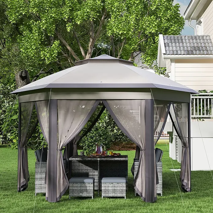 Outsunny Faltpavillon - B x T: 3,4 m x 340 cm, Farbe Dach: Beige - Helles, sechseckiges Gazebo mit dunkelgrauem Rand und Netzvorhängen, umgibt eine Korbmöbelgruppe.