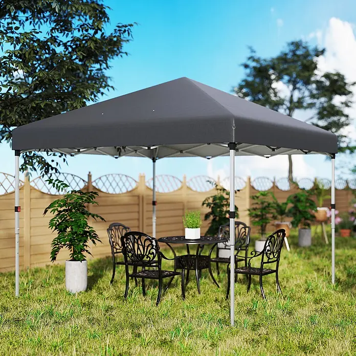 Outsunny Faltpavillon - B x T: 297 x 300 cm, Farbe Dach: Dunkelgrau - Dunkelgraues Pop-up-Pavillon spendet Schatten über einer schwarzen Terrassengarnitur im Garten.