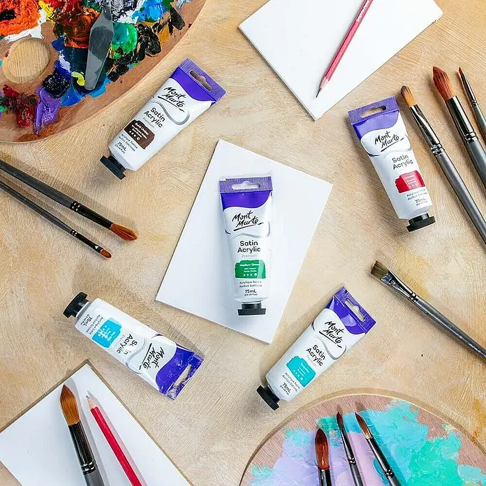 Mont Marte Acrylfarbe Premium - Mittelgrün, 75 ml, Tube - Mont Marte Satin Acrylfarbtuben in verschiedenen Farben mit Pinseln und Paletten auf einer Holzoberfläche.