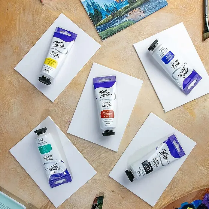 Mont Marte Acrylfarbe Premium - Gebrannte Siena, 75 ml, Tube - Fünf 75ml Mont Marte Satin Acrylfarben-Tuben in verschiedenen Farben, jeweils auf einer kleinen Leinwand.
