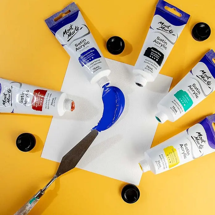 Mont Marte Acrylfarbe Premium - Ultramarinblau, 75 ml, Tube - Mont Marte Satin Acrylfarben-Tuben in verschiedenen Farben; blaue Farbe auf Spachtel und weißes Papier gedrückt.