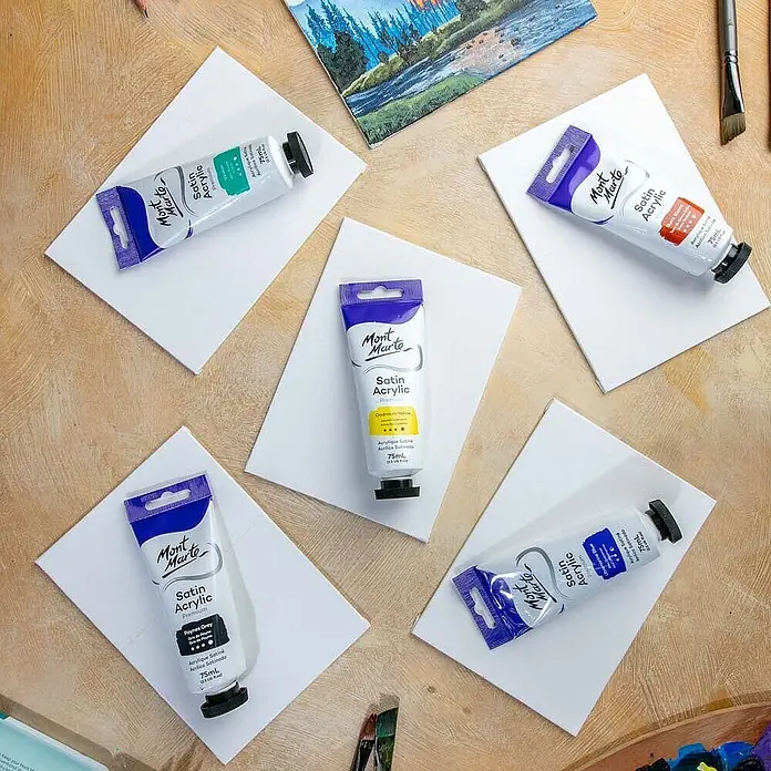 Mont Marte Acrylfarbe Premium - Kadmiumgelb, 75 ml, Tube - Mont Marte Satin Acrylfarben in Tuben, in verschiedenen Farben auf kleinen weißen Leinwänden mit Malkunstzubehör.