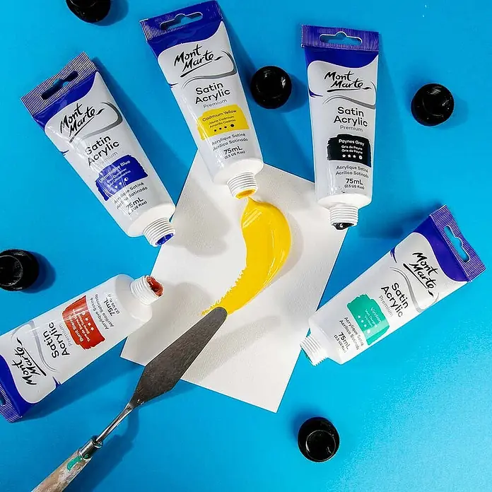 Mont Marte Acrylfarbe Premium - Kadmiumgelb, 75 ml, Tube - Mont Marte Satin Acrylfarben-Tuben in verschiedenen Farben, gelbe Farbe auf Papier mit Spachtel verstrichen.