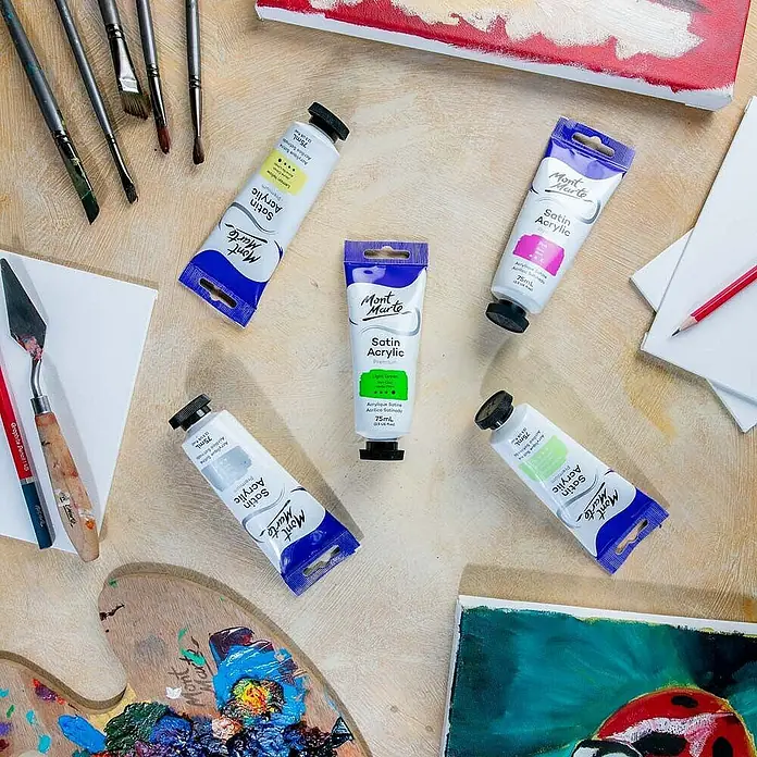 Mont Marte Acrylfarbe Premium - Hellgrün, 75 ml, Tube - Mont Marte Satin Acrylfarben, Pinsel und Palette auf Holzuntergrund.