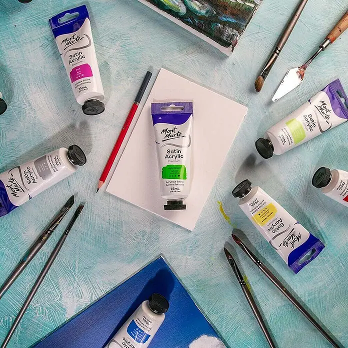 Mont Marte Acrylfarbe Premium - Hellgrün, 75 ml, Tube - Mont Marte Satin Acrylfarben in verschiedenen Farben mit Pinseln, Spachtel und Leinwänden auf einem Maltisch.
