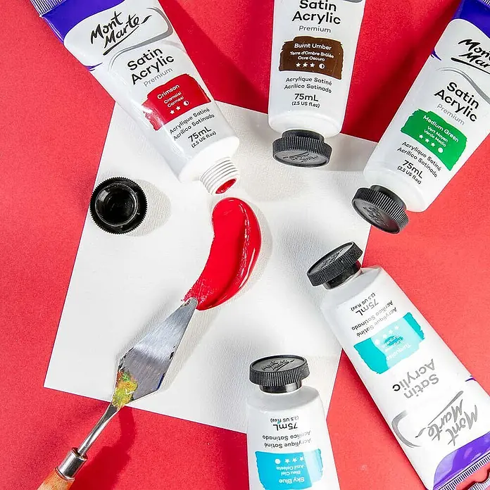 Mont Marte Acrylfarbe Premium - Karminrot, 75 ml, Tube - Mont Marte Satin Acrylfarben in Tuben, rote Farbe auf einer Fläche und Spachtel.