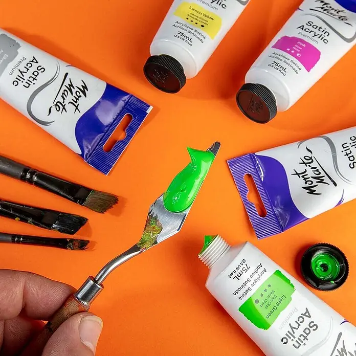Mont Marte Acrylfarbe Premium - Hellgrün, 75 ml, Tube - Mont Marte Satin Acrylfarben-Tuben in verschiedenen Farben, Pinsel und ein Spachtel mit hellgrüner Farbe für die Kunst.