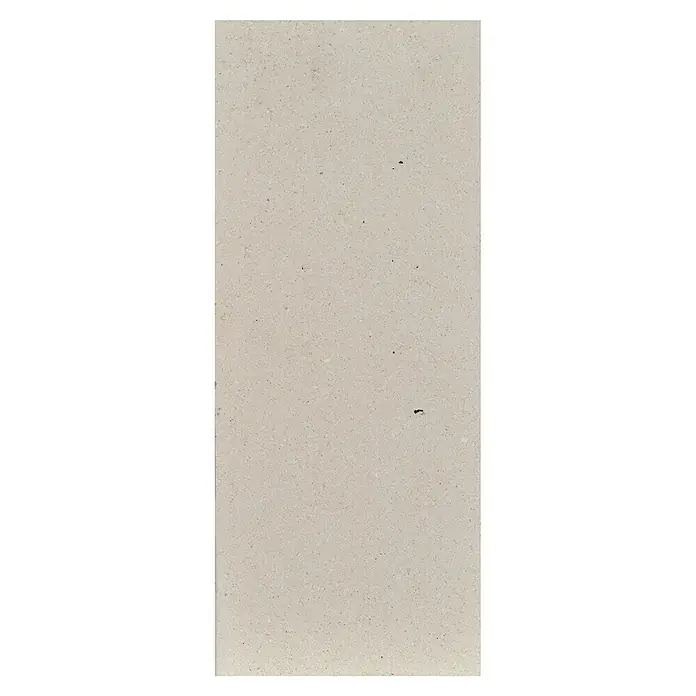 Firefix Schamottsteinplatte - 40 x 16 x 3,2 cm, Temperaturbeständigkeit: 1.200 °C - Eine Nahaufnahme einer beigen Betonoberfläche mit feinen Texturen und vereinzelten dunklen Flecken, ideal für Hintergründe.