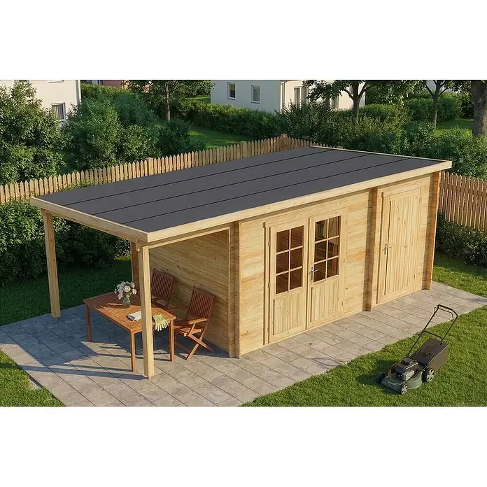 Alpholz Gartenhaus Maria - Außenmaß inkl. Dachüberstand (B x T): 598 x 272 cm, Holz, Naturbelassen - Heller Holzschuppen mit dunklem Dach, Pergola und Sitzgelegenheiten auf einer Terrasse am Rasen.