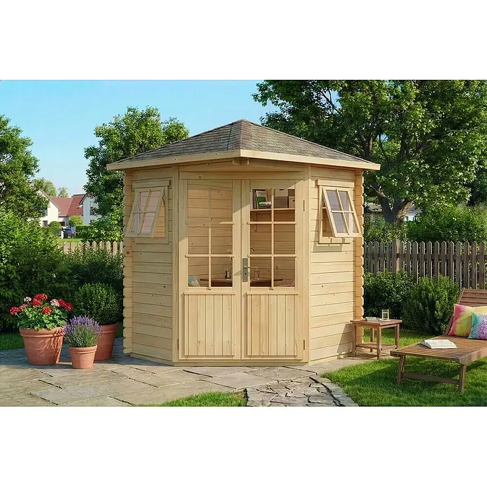 Alpholz Gerätehaus Sunny A - Außenbreite inkl. Dachüberstand: 220 cm, Außentiefe inkl. Dachüberstand: 220 cm, Holz, Naturbelassen - Sechseckiges Gartenhaus aus hellem Holz mit Fenstern und Doppeltüren, auf einer Terrasse in einem sonnigen Garten.