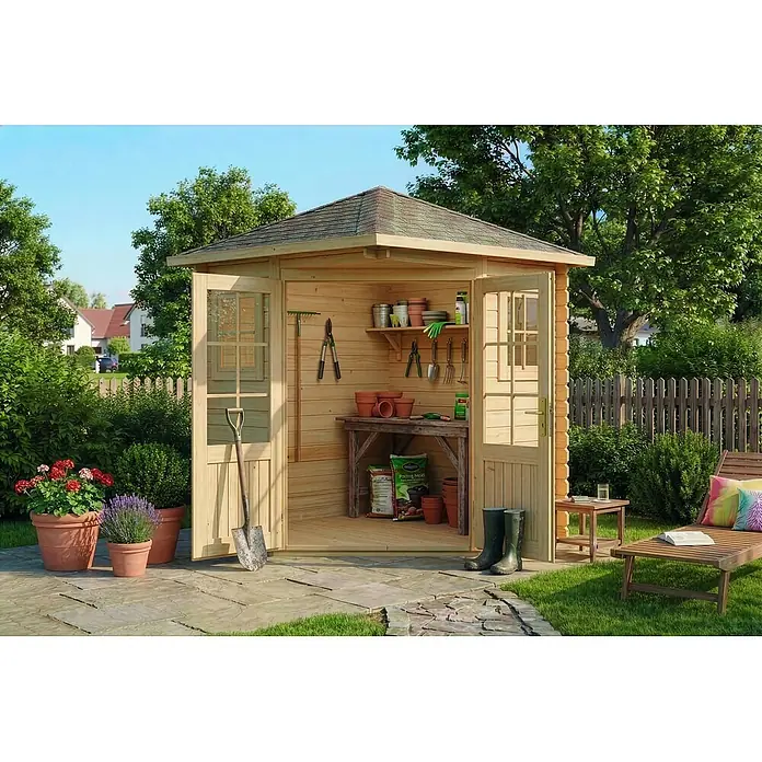 Alpholz Gerätehaus Sunny A - Außenbreite inkl. Dachüberstand: 220 cm, Außentiefe inkl. Dachüberstand: 220 cm, Holz, Naturbelassen - Heller Holzgartenschuppen mit offener Tür, der Gartengeräte, Tontöpfe und Erdsäcke im Inneren auf einer gepflasterten Terrasse zeigt.