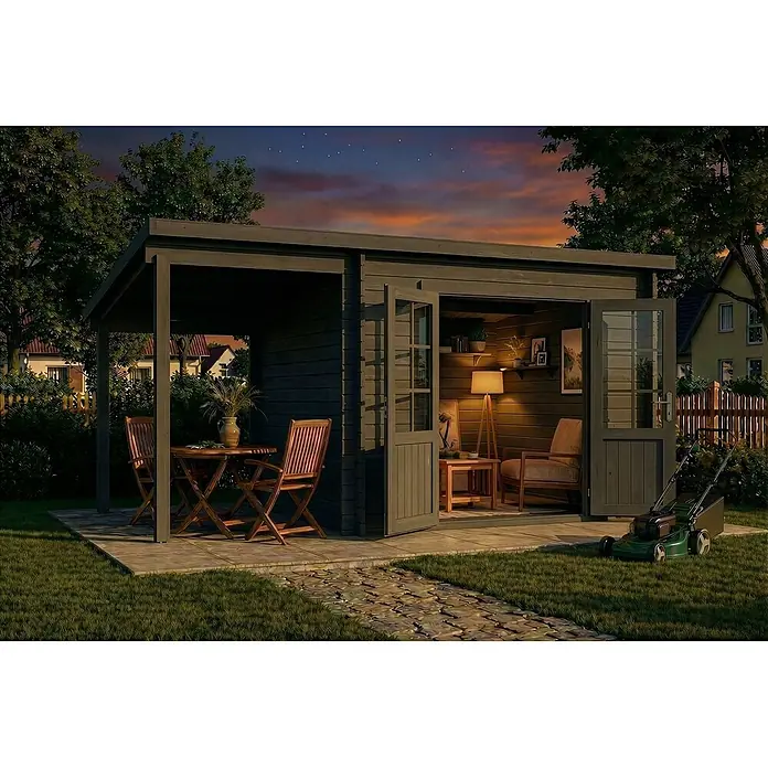 Alpholz Gartenhaus Maria - Außenmaß inkl. Dachüberstand (B x T): 450 x 272 cm, Holz, Grau - Dunkelholz-Gartenhaus mit Pergola und geöffneten Türen. Innenraum beleuchtet, Tisch mit Stühlen unter Pergola, im Garten bei Dämmerung.
