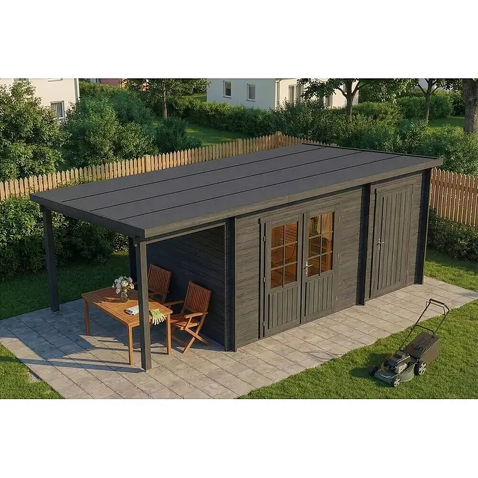 Alpholz Gartenhaus Maria - Außenmaß inkl. Dachüberstand (B x T): 598 x 272 cm, Holz, Grau - Dunkelgraues Gartenhaus mit Flachdach und angebautem Carport-Terrassenbereich, mit Holzmöbeln im Garten.