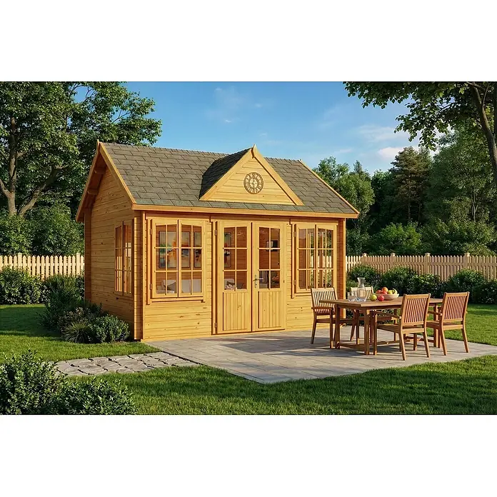 Alpholz Gartenhaus CLOCKHOUSE® 28mm Wandstärke - Außenmaß inkl. Dachüberstand (B x T): 440 x 340 cm, Holz, Pinie - Hölzernes Gartenhaus mit grauem Dach, Doppeltüren und Fenstern, in einem sonnigen grünen Garten mit Terrasse und Holzesstisch.