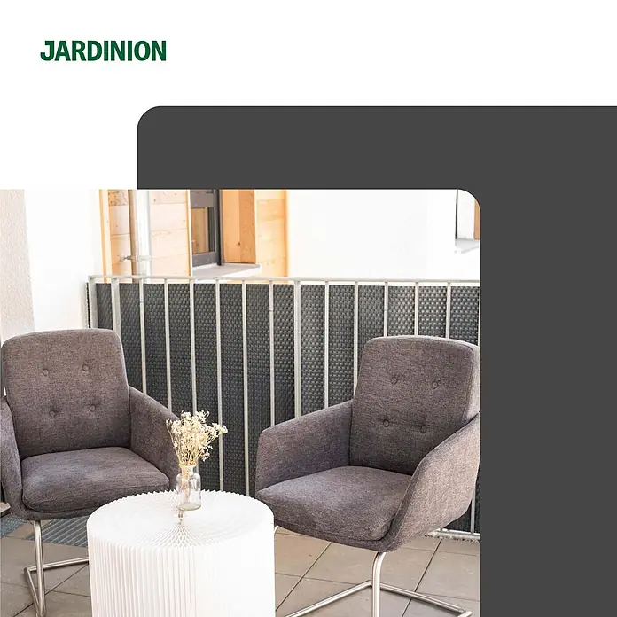 Jardinion Sichtschutzelement 5m x 0,90m Sichtschutzmatte mit Kabelbinder Braun - B x H: 2 x 90 cm, Kunststoff, Braun - Zwei graue Polstersessel und ein weißer plissierter Beistelltisch bilden eine gemütliche Balkon-Sitzecke.