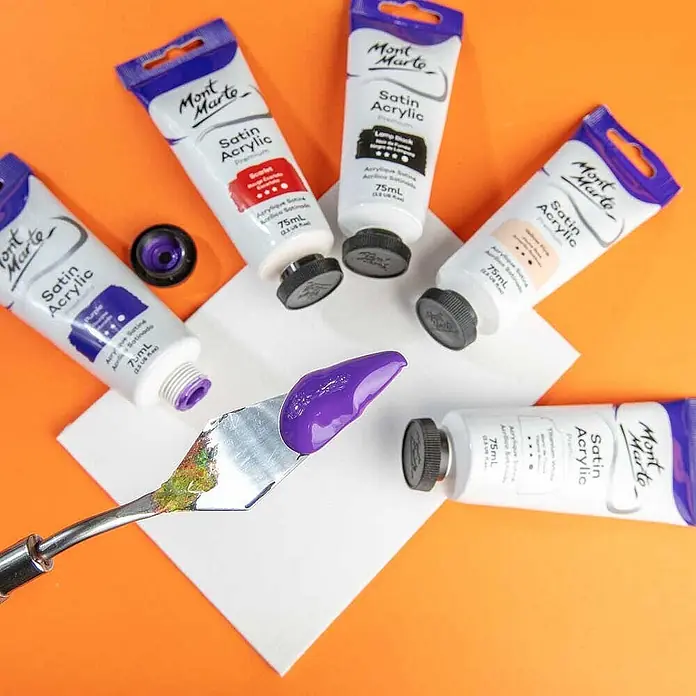Mont Marte Acrylfarbe Premium - Violett, 75 ml, Tube - Mont Marte Satin Acrylfarben-Tuben in verschiedenen Farben, eine offen mit violetter Farbe auf einem Spachtel.