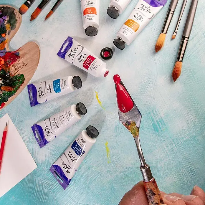 Mont Marte Acrylfarbe Premium - Rosenrot, 75 ml, Tube - Mont Marte Satin Acrylfarben in verschiedenen 75ml Tuben, eine Palette, Pinsel und ein Spachtel mit roter Farbe, bereit zum Gebrauch.