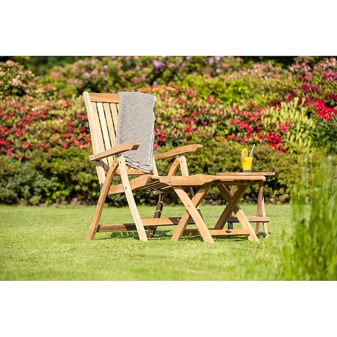 Kai Wiechmann Gartenhocker - Teakholz, Klappbar, Braun - Gartenstuhl aus Holz mit Decke und Beistelltisch mit Getränk.