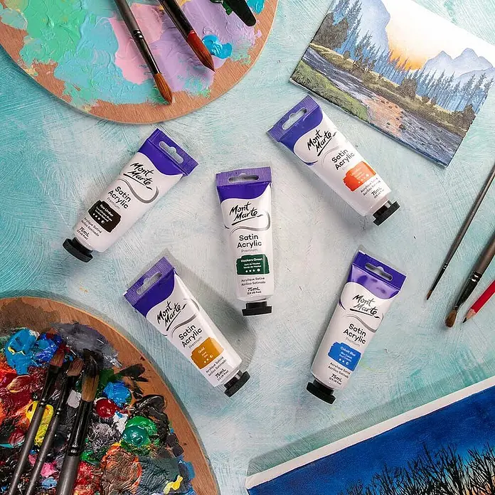 Mont Marte Acrylfarbe Premium - Hookers Grün, 75 ml, Tube - Sortiment Mont Marte 75ml Satin Acrylfarben-Tuben in verschiedenen Farben, umgeben von Pinseln und Paletten, die kreatives Malen suggerieren.