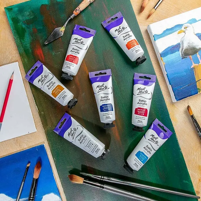 Mont Marte Acrylfarbe Premium - Phthaloblau, 75 ml, Tube - Mont Marte Satin Acryl Premium Farb-Tuben in verschiedenen Farben, mit Pinseln und Gemälden auf einer Künstlermatte.
