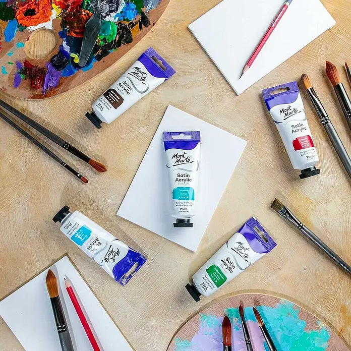Mont Marte Acrylfarbe Premium - Türkis, 75 ml, Tube - Mont Marte Satin Acrylfarben in Tuben, Pinsel und Palette auf Holzuntergrund, bereit zum Malen.