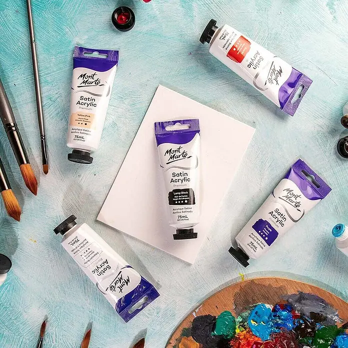 Mont Marte Acrylfarbe Premium - Lampenschwarz, 75 ml, Tube - Mont Marte Satin Acrylfarben-Tuben, Pinsel, Palette und Leinwand für Malerei arrangiert.