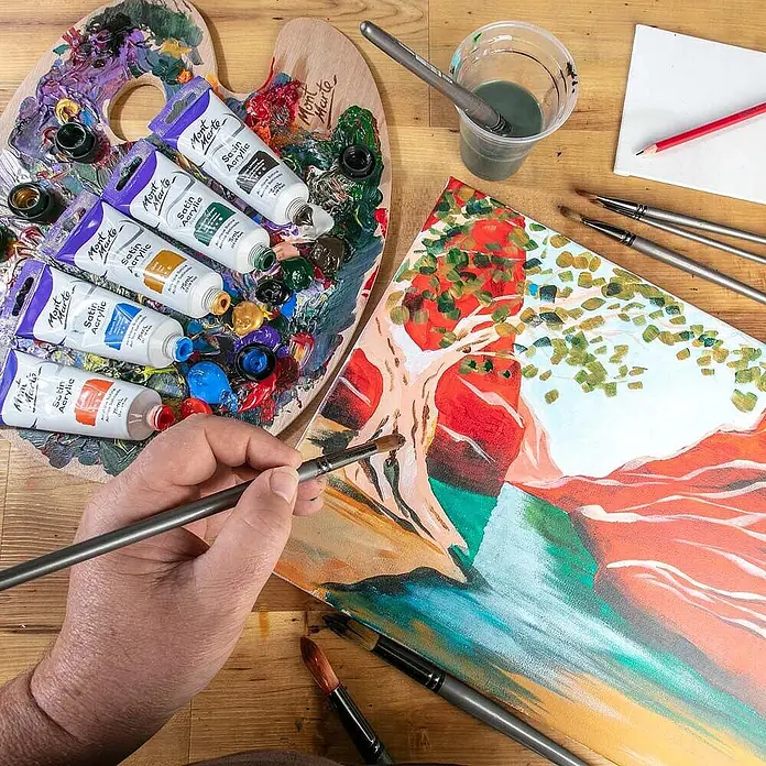 Mont Marte Acrylfarbe Premium - Natürliche Umbra, 75 ml, Tube - Hand malt bunte Landschaft auf Leinwand mit Mont Marte Satin Acrylfarben aus Tuben auf Holzpalette.
