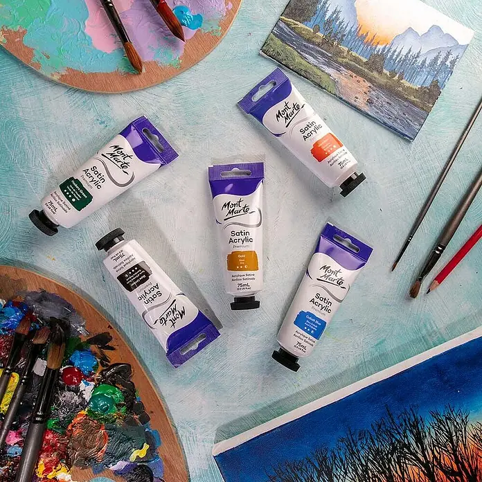 Mont Marte Acrylfarbe Premium - Gold, 75 ml, Tube - Sortiment Mont Marte Satin Acrylfarben-Tuben in verschiedenen Farben, neben Künstlermaterialien.