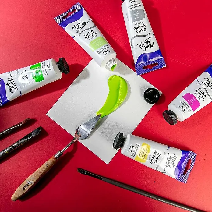 Mont Marte Acrylfarbe Premium - Gelbgrün, 75 ml, Tube - Mont Marte Satin Acrylfarben in Tuben, grüne Farbe mit Spachtel auf weißer Palette und Pinsel daneben.