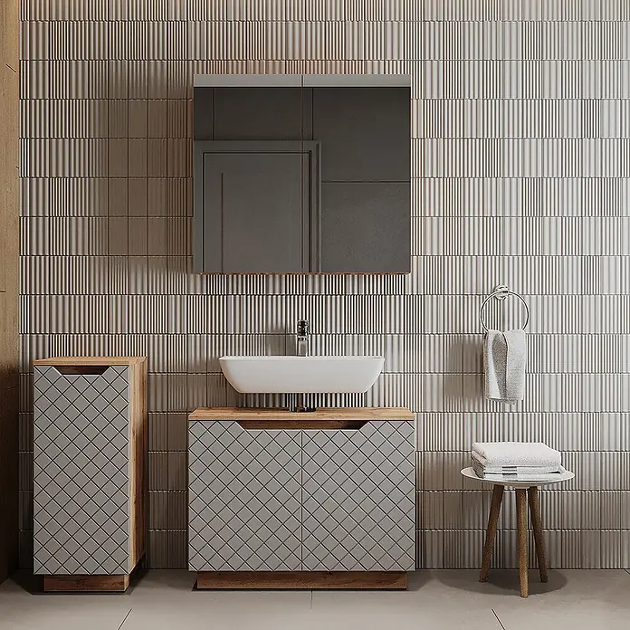 Vicco Badmöbel-Set Lotta Grau 3 Teile - Grau, Matt - Badezimmerschrank und Hochschrank mit hellgrauen Rautenmustertüren und Holzplatten/Rahmen, die ein weißes Aufsatzwaschbecken flankieren.