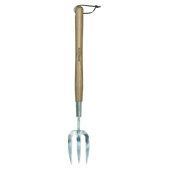 Kent & Stowe Handgabel - Anzahl Zinken: 3 - Nahaufnahme einer silbernen Gartenkralle mit einem Holzgriff der Marke Kent & Stowe.