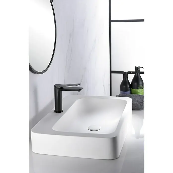 Imex Dinamarca Grifo de lavabo - Negro - Elegante lavabo con grifo negro y espejo estiloso. Ideal para un diseño de baño moderno, complementado con productos de baño de calidad.