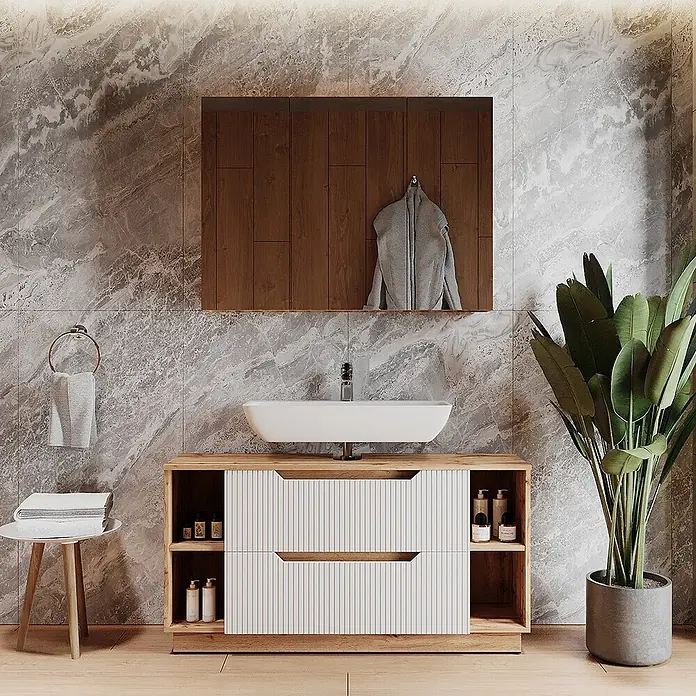 Vicco Badmöbel-Set Lotta Weiß 2 Teile - Weiß, Matt - Moderner Badezimmerschrank aus Holz mit weißen geriffelten Schubladen und weißem Aufsatzwaschbecken, vor grauer Marmorwand.