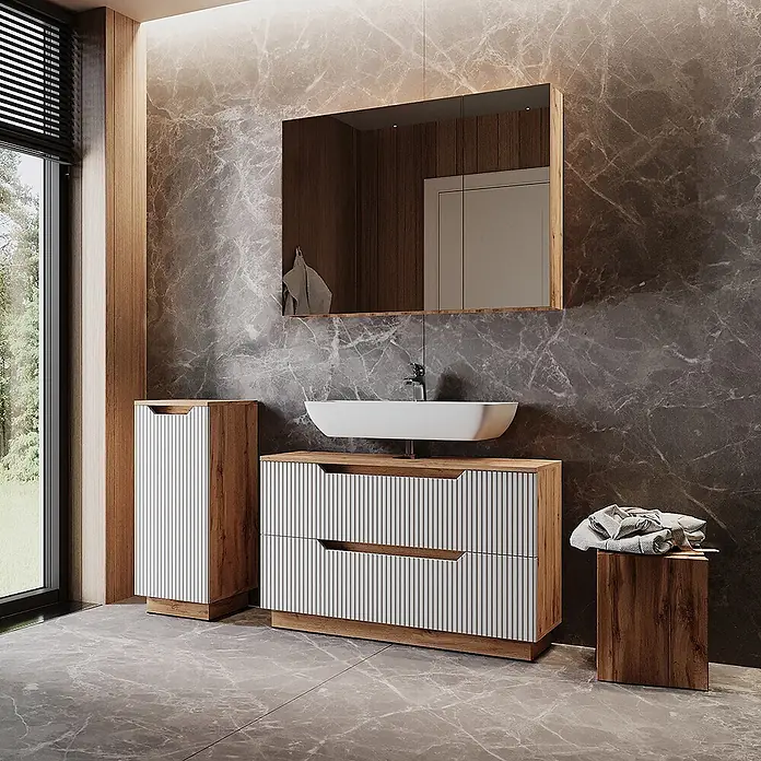 Vicco Badmöbel-Set Lotta Weiß 3 Teile - Weiß, Matt - Moderne Badmöbel-Kombination mit Waschtischunterschrank und Beistellschrank in Holzoptik mit weißen Rillenfronten, in einem stilvollen Bad.