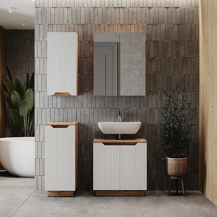 Vicco Badmöbel-Set Lotta Weiß 4 Teile - Weiß, Matt - Weiße geriffelte Badschränke mit Holzdetails, darunter Wandschrank, Hochschrank und Waschtisch mit Waschbecken.