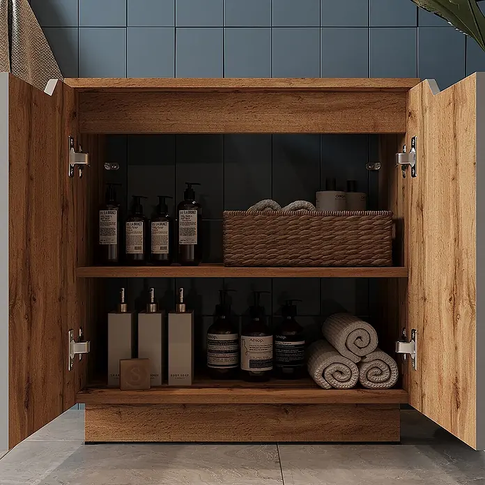 Vicco Badmöbel-Set Lotta Grau 4 Teile - Grau, Matt - Offener Badezimmerschrank aus Holz mit zwei Regalböden, bestückt mit Seifenflaschen, einem Korb und gerollten Handtüchern.