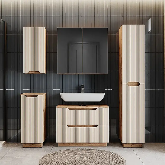 Vicco Badmöbel-Set Lotta Cashmere 3 Teile - Cashmere, Matt - Modernes Badmöbelset aus hellem Holz mit Lamellenfronten und weißem Aufsatzwaschbecken vor dunkler Wand.