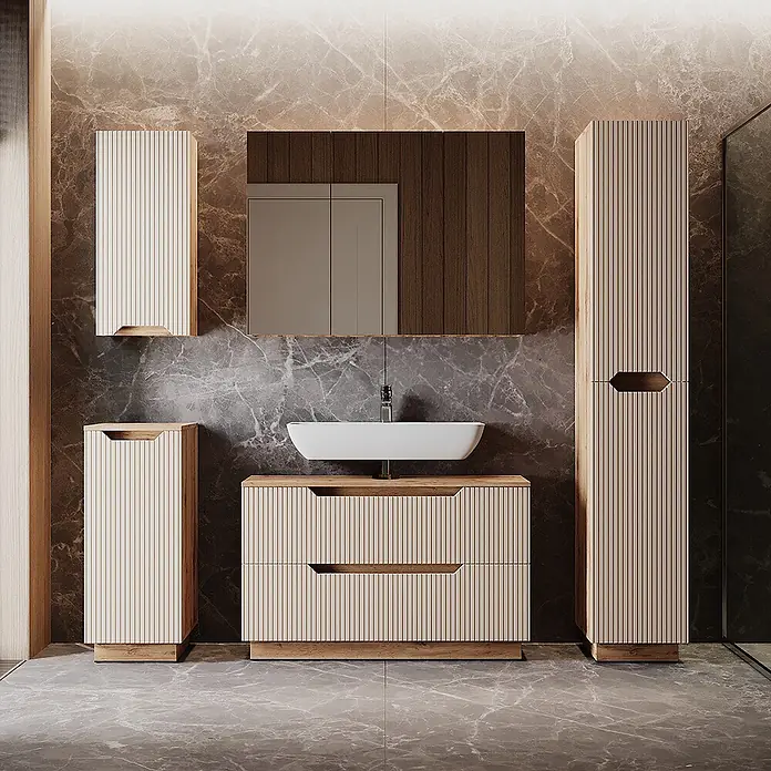 Vicco Badmöbel-Set Lotta Cashmere 4 Teile - Cashmere, Matt - Moderne Badezimmer-Waschtischanlage mit Waschbecken, gerippten hellen Holzschränken und passendem Hochschrank vor Marmorwänden.